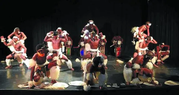 Espectáculo. Los bailarines de origen zulú del grupo Thenba Njilo, en su colorista actuación.