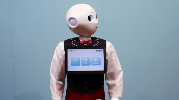 El robot Pepper vestido de camarero. 