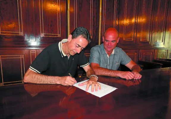 Herrera y Elkoro firmaron el acuerdo de compra-venta. 