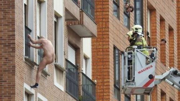 Los bomberos tratan de auxiliar al hombre.