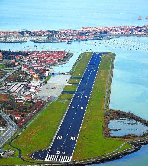 Vista de la pista del aeropuerto de Hondarribia.
