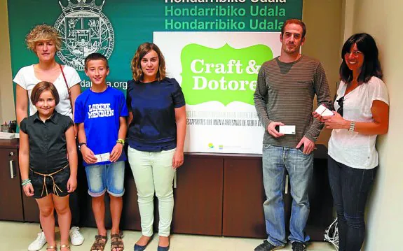 Ganadores del concurso 'Erakuslehia' y la concejal María Serrano.
