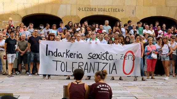 La concentración ha tenido lugar en la Plaza del Santo Cristo de Lezo.