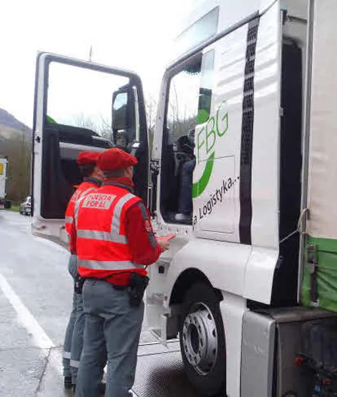 Agentes de la Policía Foral de Navarra piden la documentación a un camionero.