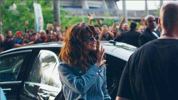 Selena Gomez, saludando a sus seguidores en la gira 'Revival'