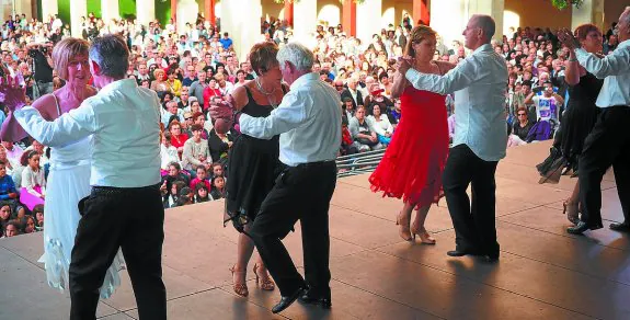 Bailes de salón. Exhibición en la plaza de Euskadi. 