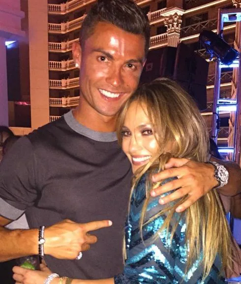 Cristiano Ronaldo baila con la cumpleañera Jennifer López