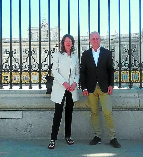 Maite Barrio y Jon Berasain, ante el Palacio Real.