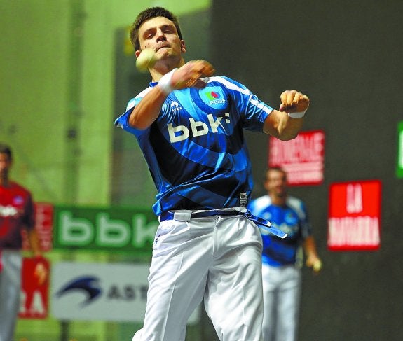 Danel Elezkano golpea de derecha durante un partido de parejas en el Bizkaia de Bilbao.