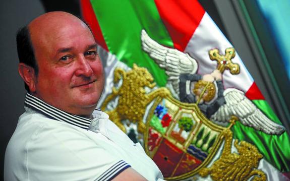 Ortuzar posa junto a una ikurriña en su primera entrevista tras la convocatoria de las elecciones vascas.