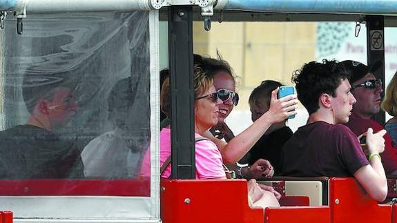 Turistas de visita en San Sebastián dentro del popular tren Txu-Txu.
