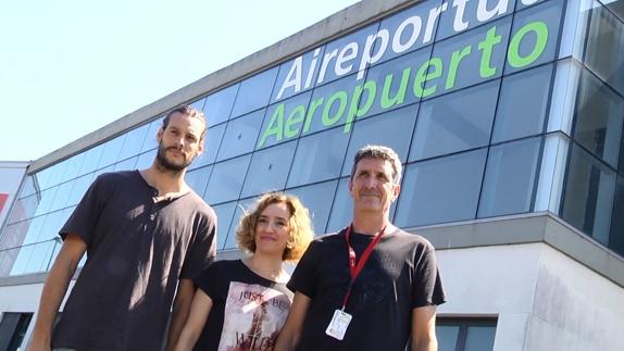 Representantes de los trabajadores del aeropuerto de Hondarribia.