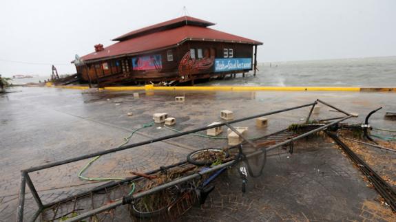 El huracán Earl desata su furia sobre Belice