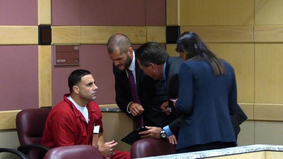 Pablo Iblar conversa con sus abogados.