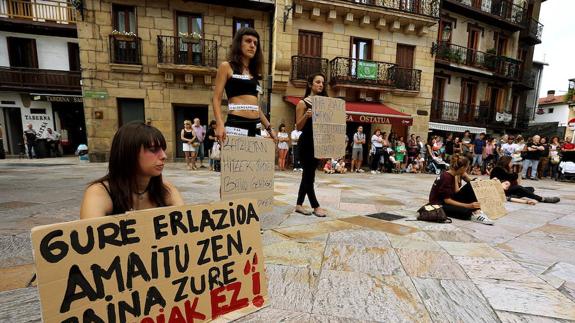 Concentración por el ataque sexista de Lezo.