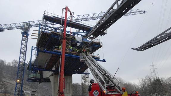 Rescate de un trabajador herido en las obras del tren de alta velocidad en Hernani en 2015. 
