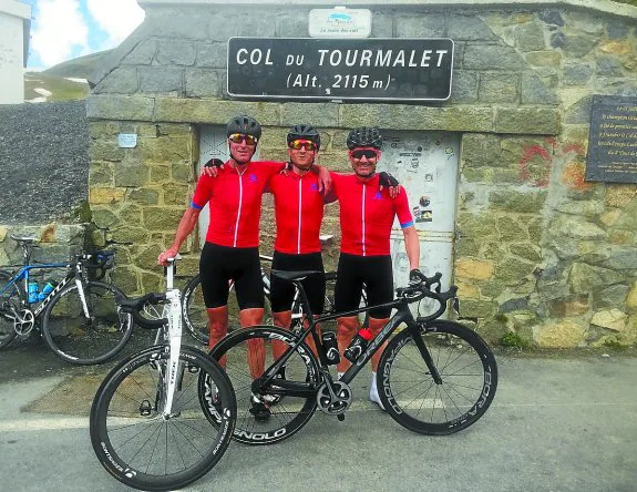 Manolo Rodríguez, Javi Corvo y Néstor Arana en la cima del Tourmalet, quinto puerto de los nueve.
