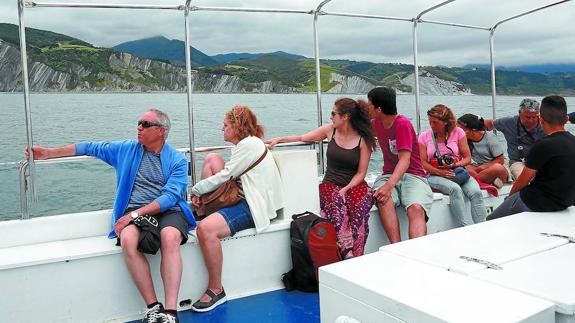 Disfrutando del paseo ante la inmensidad de los acantilados del flysh. Vídeo: Reportertos DV: El flysch desde el mar 