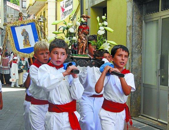 El santo a buen recaudo en el paseo por las calles del municipio.