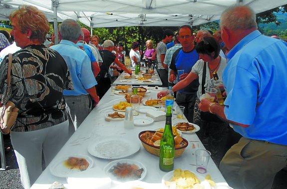 Vecinos en Albitxu degustando el lunch. 