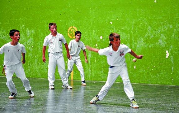 Gaztetxoek euren onena eman zuten frontoian jokatutako partidetan. 