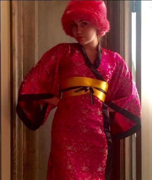 Miley Cyrus muestra su afición al color rosa en sus redes sociales constantemente