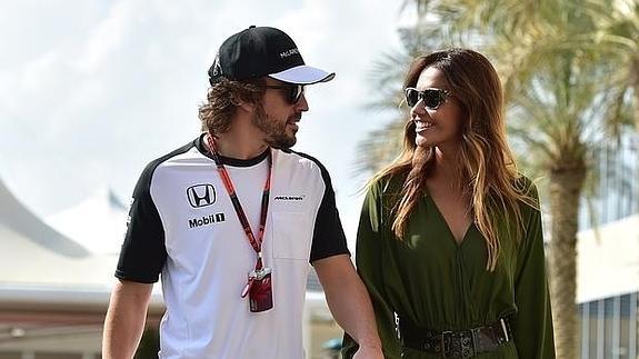 Fernando Alonso y Lara Álvarez sonrientes cuando eran pareja.