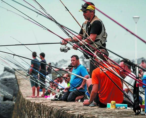 Pablo Mangas pesca atento junto a su amigo mallorquín, de naranja, y muchos otros aficionados. 