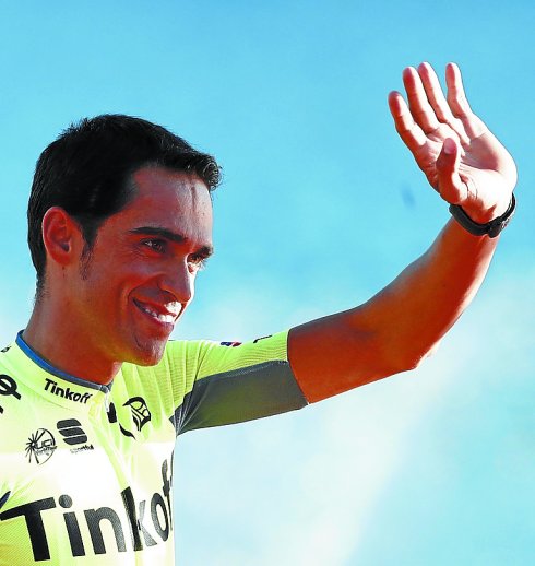 Alberto Contador saluda en la presentación de la Vuelta. 