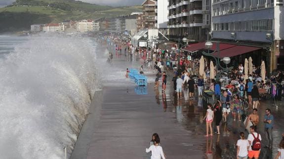 Las olas han protagonizado un bello espectáculo en el malecón de Zarautz