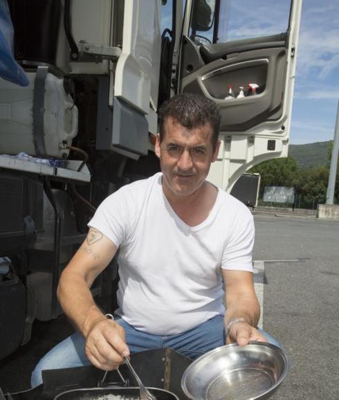 Almeida Pereira concina antes de emprender su ruta. 