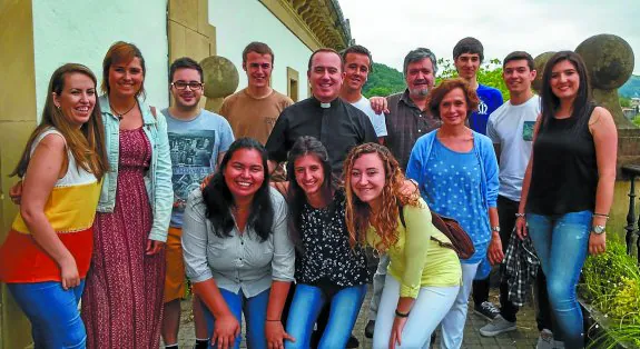 La docena de voluntarios de esta edición del campo de trabajo en Martutene posa junto al capellán, Luis Miguel Medina, en el exterior de la prisión guipuzcoana.