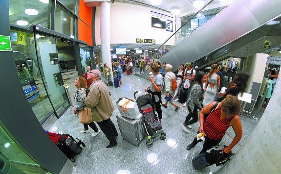 Estampa habitual en la estación de Atotxa con los viajeros mirando las pantallas para informarse de la llegada y salida de los autobuses.