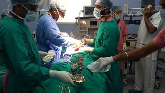 Los especialistas del Hospital Corporativa Amritsar operan al peculiar paciente.