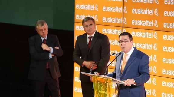 Alberto García Erauzkin , presidente de Euskaltel, en la salida a bolsa de la empresa en julio de 2015. 