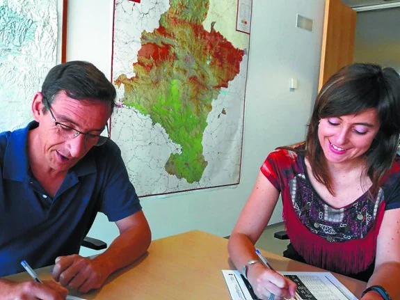 Firma del director general de desarrollo rural, Ignacio Gil, y la presidenta de Cederna, Maite J. Iturre.