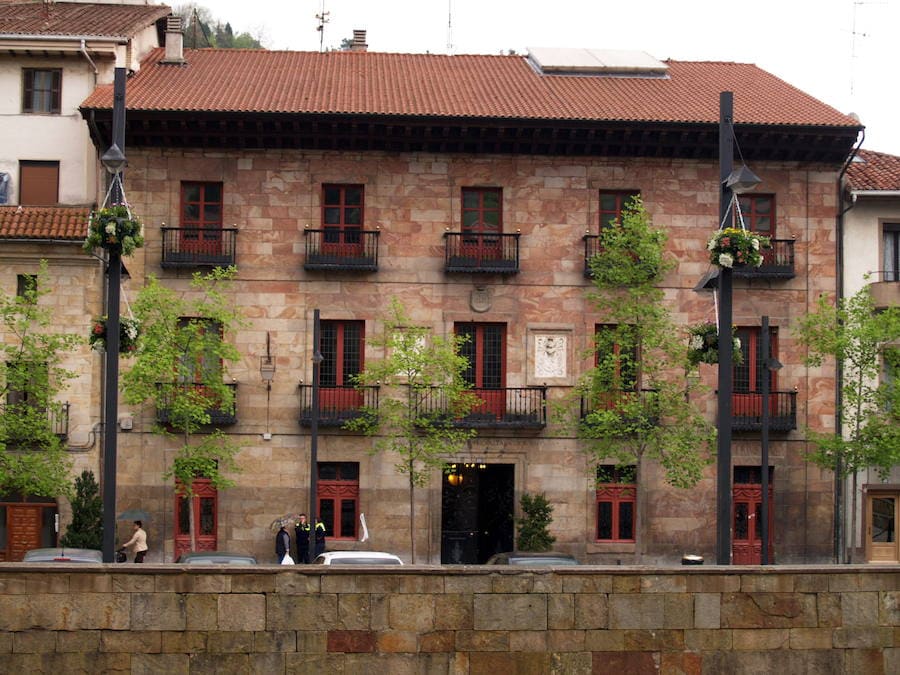 Fachada del Ayuntamiento de Urretxu. 