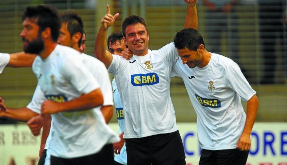 Jorge Galán, autor del gol de la victoria unionista, felicitado por sus compañeros. 