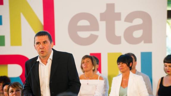 Arnaldo Otegi junto a miembros de las candidaturas de Gipuzkoa, Araba y Bizkaia presenta la propuesta política de EH Bildu. 