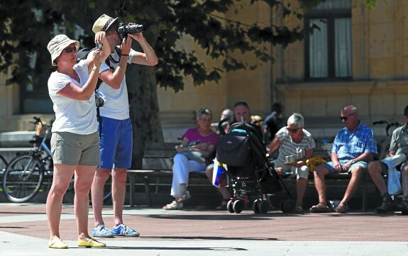 Dos turistas en San Sebastián. La oferta de alojamiento es cada vez más variada.