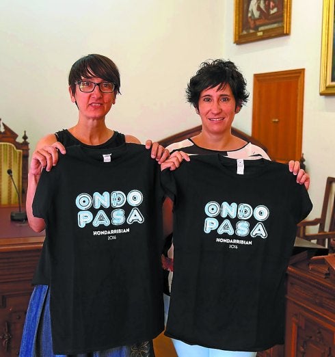 Nerea Zuazua y la edil Arantxa Berrotaran. 