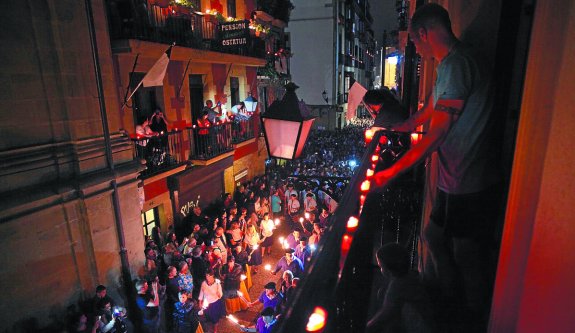 La calle 31 de agosto se iluminará con velas. 