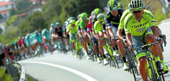 El espectáculo de la Vuelta llega a Urdax. 