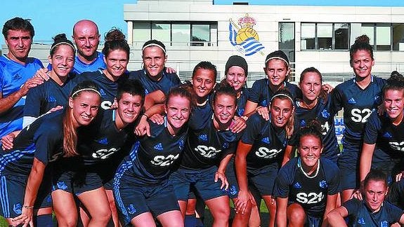Jugadoras y técnicos, ayer antes del inicio del entrenamiento. 