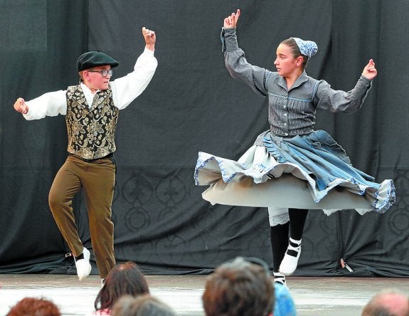 Dantza txapelketak. Bakarka edo binaka dantzari ugari izan da egun hauetan Lege Zaharren Enparantzako ikusleen aurrean.