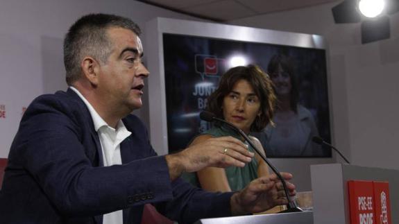 El Secretario de Organización de los Socialistas Vascos, Miguel Ángel Morales, y la Secretaria de Política Institucional, Begoña Gil, han presentado los detalles de la campaña electoral del PSE-EE