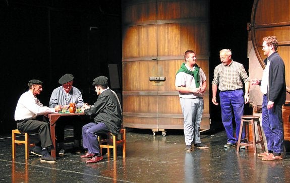 Obrako pasarte batzuk sagardotegian gertatzen dira, entsegu bateko argazki honetan ikus daitekeenez.