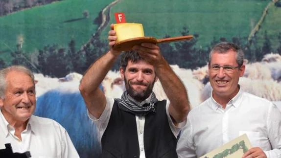 Joseba Insausti huele su queso ganador. 