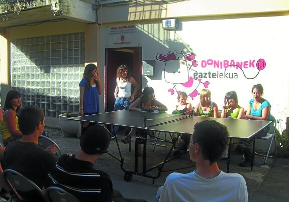 En Pasai Donibane. Varios jóvenes participan en una de las actividades de este gazteleku municipal.
