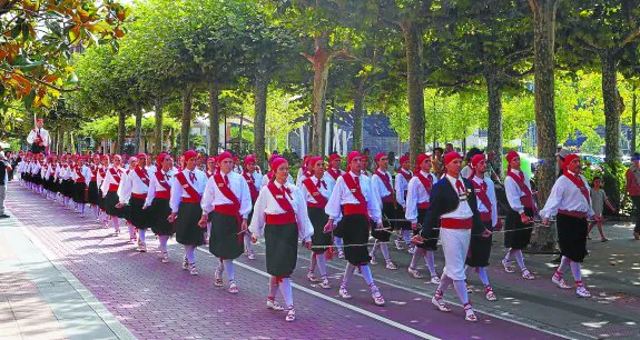 El desfile. Los dantzaris desfilaron desde la Plaza San Martín de Loinaz hasta el Conjunto Monumental de Igartza.